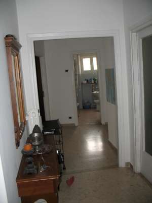 Abitazione in Ostia (Roma) Via Delle Baleari 3 (scala Pal.14/5, piano secondo, interno 9). Composto da: Ingresso, disimpegno, cucina, ripostiglio, bagno, 3 camere e 3 balconi + deposito posto auto scoperto. Identificativi [N.C.E.U.] Categoria Catastale A3 foglio 1079 part. 682 sub. 509, con posto auto scoperto ad uso esclusivo al foglio 1079 part. 685 sub. 53 e deposito ad uso esclusivo al foglio 1079 part. 682 sub. 504. Mq 95. Libero. Piena proprietà