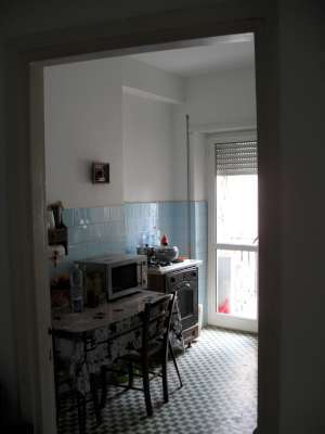 Abitazione in Ostia (Roma) Via Delle Baleari 3 (scala Pal.14/5, piano secondo, interno 9). Composto da: Ingresso, disimpegno, cucina, ripostiglio, bagno, 3 camere e 3 balconi + deposito posto auto scoperto. Identificativi [N.C.E.U.] Categoria Catastale A3 foglio 1079 part. 682 sub. 509, con posto auto scoperto ad uso esclusivo al foglio 1079 part. 685 sub. 53 e deposito ad uso esclusivo al foglio 1079 part. 682 sub. 504. Mq 95. Libero. Piena proprietà