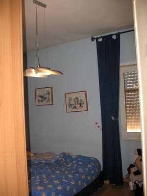Abitazione in Ostia (Roma) Via Delle Baleari 3 (scala Pal.14/5, piano secondo, interno 9). Composto da: Ingresso, disimpegno, cucina, ripostiglio, bagno, 3 camere e 3 balconi + deposito posto auto scoperto. Identificativi [N.C.E.U.] Categoria Catastale A3 foglio 1079 part. 682 sub. 509, con posto auto scoperto ad uso esclusivo al foglio 1079 part. 685 sub. 53 e deposito ad uso esclusivo al foglio 1079 part. 682 sub. 504. Mq 95. Libero. Piena proprietà