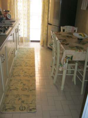 Abitazione in Roma (Roma) Via Roccagorga 15 (scala A, piano primo, interno 2). Composto da: Ingresso,corridoio, 4 camere, cucina, wc, ripostiglio e balcone + posto auto coperto cantina. Identificativi [N.C.E.U.] Categoria Catastale A2 foglio 909 part. 1994 sub. 546, con posto auto coperto ad uso esclusivo al foglio 909 part. 1994 sub. 509 e cantina ad uso esclusivo al foglio 909 part. 1994 sub. 540. Mq 121. Libero. Piena proprietà