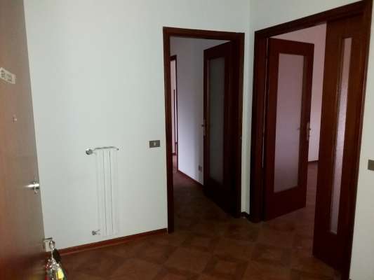 Abitazione in Rovigo (Rovigo) Via Stacche 17 (scala A, piano terzo). Composto da: Ingresso, corridoio, cucina, 3 camere, pranzo soggiorno, ripostiglio, bagno, wc, 2 terrazze + cantina box auto. Identificativi [N.C.E.U.] Categoria Catastale A/2 foglio 22 part. 721 sub. 37 (compresa cantina ad uso esclusivo), con box auto ad uso esclusivo al foglio 22 part. 721 sub. 12. Mq 134. Libero. Piena proprietà