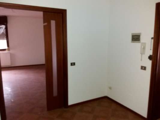 Abitazione in Rovigo (Rovigo) Via Stacche 17 (scala A, piano terzo). Composto da: Ingresso, corridoio, cucina, 3 camere, pranzo soggiorno, ripostiglio, bagno, wc, 2 terrazze + cantina box auto. Identificativi [N.C.E.U.] Categoria Catastale A/2 foglio 22 part. 721 sub. 37 (compresa cantina ad uso esclusivo), con box auto ad uso esclusivo al foglio 22 part. 721 sub. 12. Mq 134. Libero. Piena proprietà
