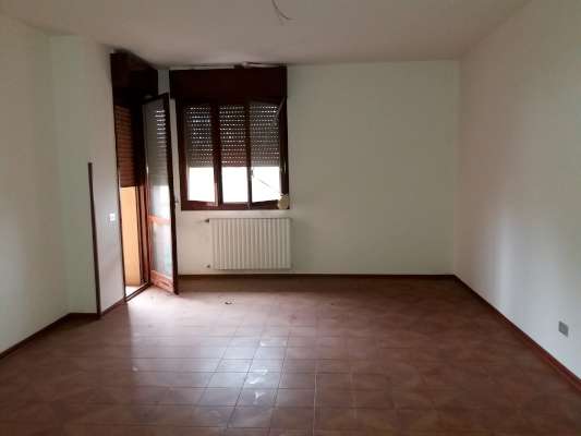 Abitazione in Rovigo (Rovigo) Via Stacche 17 (scala A, piano terzo). Composto da: Ingresso, corridoio, cucina, 3 camere, pranzo soggiorno, ripostiglio, bagno, wc, 2 terrazze + cantina box auto. Identificativi [N.C.E.U.] Categoria Catastale A/2 foglio 22 part. 721 sub. 37 (compresa cantina ad uso esclusivo), con box auto ad uso esclusivo al foglio 22 part. 721 sub. 12. Mq 134. Libero. Piena proprietà