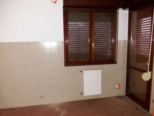Abitazione in Rovigo (Rovigo) Via Stacche 17 (scala A, piano terzo). Composto da: Ingresso, corridoio, cucina, 3 camere, pranzo soggiorno, ripostiglio, bagno, wc, 2 terrazze + cantina box auto. Identificativi [N.C.E.U.] Categoria Catastale A/2 foglio 22 part. 721 sub. 37 (compresa cantina ad uso esclusivo), con box auto ad uso esclusivo al foglio 22 part. 721 sub. 12. Mq 134. Libero. Piena proprietà