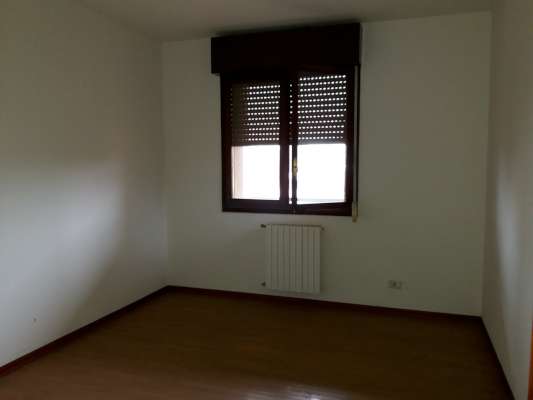 Abitazione in Rovigo (Rovigo) Via Stacche 17 (scala A, piano terzo). Composto da: Ingresso, corridoio, cucina, 3 camere, pranzo soggiorno, ripostiglio, bagno, wc, 2 terrazze + cantina box auto. Identificativi [N.C.E.U.] Categoria Catastale A/2 foglio 22 part. 721 sub. 37 (compresa cantina ad uso esclusivo), con box auto ad uso esclusivo al foglio 22 part. 721 sub. 12. Mq 134. Libero. Piena proprietà