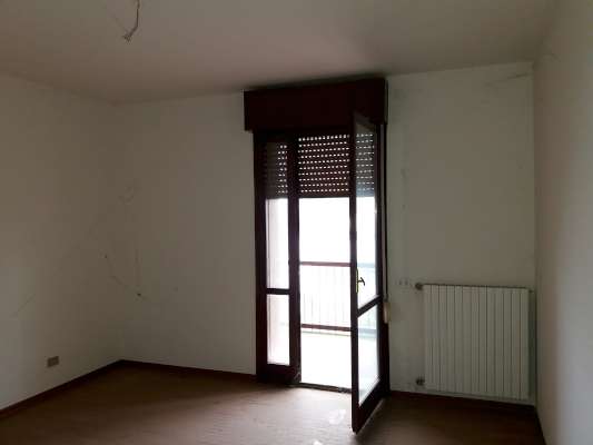 Abitazione in Rovigo (Rovigo) Via Stacche 17 (scala A, piano terzo). Composto da: Ingresso, corridoio, cucina, 3 camere, pranzo soggiorno, ripostiglio, bagno, wc, 2 terrazze + cantina box auto. Identificativi [N.C.E.U.] Categoria Catastale A/2 foglio 22 part. 721 sub. 37 (compresa cantina ad uso esclusivo), con box auto ad uso esclusivo al foglio 22 part. 721 sub. 12. Mq 134. Libero. Piena proprietà