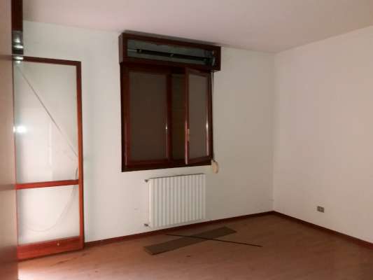 Abitazione in Rovigo (Rovigo) Via Stacche 17 (scala A, piano terzo). Composto da: Ingresso, corridoio, cucina, 3 camere, pranzo soggiorno, ripostiglio, bagno, wc, 2 terrazze + cantina box auto. Identificativi [N.C.E.U.] Categoria Catastale A/2 foglio 22 part. 721 sub. 37 (compresa cantina ad uso esclusivo), con box auto ad uso esclusivo al foglio 22 part. 721 sub. 12. Mq 134. Libero. Piena proprietà