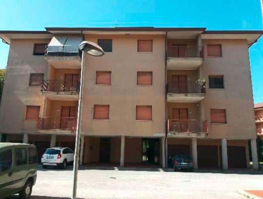 Abitazione in Rovigo (Rovigo) Via Stacche 19 (piano secondo). Composto da: Ingresso, corridoio, cucina, 3 camere, pranzo soggiorno, ripostiglio, bagno, wc, 3 terrazze + cantina box auto. Identificativi [N.C.E.U.] Categoria Catastale A/2 foglio 22 part. 721 sub. 50 (compresa cantina ad uso esclusivo), con box auto ad uso esclusivo al foglio 22 part. 721 sub. 46. Mq 138. Libero. Piena proprietà