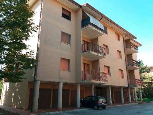 Abitazione in Rovigo (Rovigo) Via Stacche 19 (piano secondo). Composto da: Ingresso, corridoio, cucina, 3 camere, pranzo soggiorno, ripostiglio, bagno, wc, 3 terrazze + cantina box auto. Identificativi [N.C.E.U.] Categoria Catastale A/2 foglio 22 part. 721 sub. 50 (compresa cantina ad uso esclusivo), con box auto ad uso esclusivo al foglio 22 part. 721 sub. 46. Mq 138. Libero. Piena proprietà