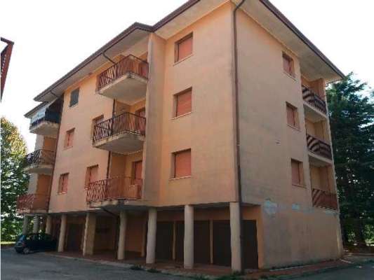 Abitazione in Rovigo (Rovigo) Via Stacche 19 (piano secondo). Composto da: Ingresso, corridoio, cucina, 3 camere, pranzo soggiorno, ripostiglio, bagno, wc, 3 terrazze + cantina box auto. Identificativi [N.C.E.U.] Categoria Catastale A/2 foglio 22 part. 721 sub. 50 (compresa cantina ad uso esclusivo), con box auto ad uso esclusivo al foglio 22 part. 721 sub. 46. Mq 138. Libero. Piena proprietà