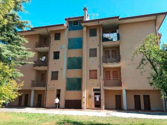 Abitazione in Rovigo (Rovigo) Via Stacche 19 (piano secondo). Composto da: Ingresso, corridoio, cucina, 3 camere, pranzo soggiorno, ripostiglio, bagno, wc, 3 terrazze + cantina box auto. Identificativi [N.C.E.U.] Categoria Catastale A/2 foglio 22 part. 721 sub. 50 (compresa cantina ad uso esclusivo), con box auto ad uso esclusivo al foglio 22 part. 721 sub. 46. Mq 138. Libero. Piena proprietà