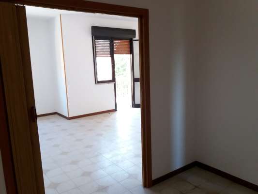 Abitazione in Rovigo (Rovigo) Via Stacche 19 (piano secondo). Composto da: Ingresso, corridoio, cucina, 3 camere, pranzo soggiorno, ripostiglio, bagno, wc, 3 terrazze + cantina box auto. Identificativi [N.C.E.U.] Categoria Catastale A/2 foglio 22 part. 721 sub. 50 (compresa cantina ad uso esclusivo), con box auto ad uso esclusivo al foglio 22 part. 721 sub. 46. Mq 138. Libero. Piena proprietà