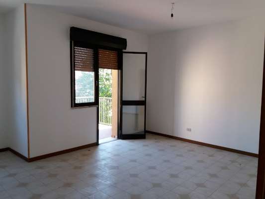 Abitazione in Rovigo (Rovigo) Via Stacche 19 (piano secondo). Composto da: Ingresso, corridoio, cucina, 3 camere, pranzo soggiorno, ripostiglio, bagno, wc, 3 terrazze + cantina box auto. Identificativi [N.C.E.U.] Categoria Catastale A/2 foglio 22 part. 721 sub. 50 (compresa cantina ad uso esclusivo), con box auto ad uso esclusivo al foglio 22 part. 721 sub. 46. Mq 138. Libero. Piena proprietà