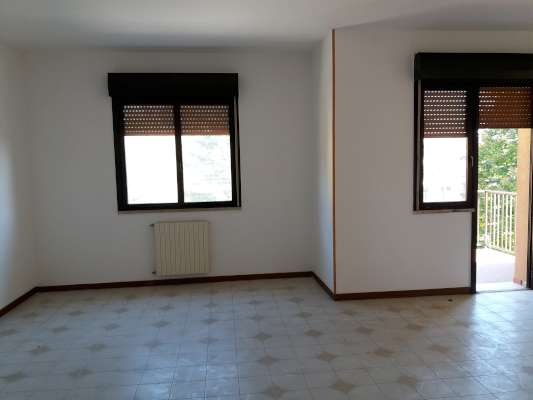 Abitazione in Rovigo (Rovigo) Via Stacche 19 (piano secondo). Composto da: Ingresso, corridoio, cucina, 3 camere, pranzo soggiorno, ripostiglio, bagno, wc, 3 terrazze + cantina box auto. Identificativi [N.C.E.U.] Categoria Catastale A/2 foglio 22 part. 721 sub. 50 (compresa cantina ad uso esclusivo), con box auto ad uso esclusivo al foglio 22 part. 721 sub. 46. Mq 138. Libero. Piena proprietà