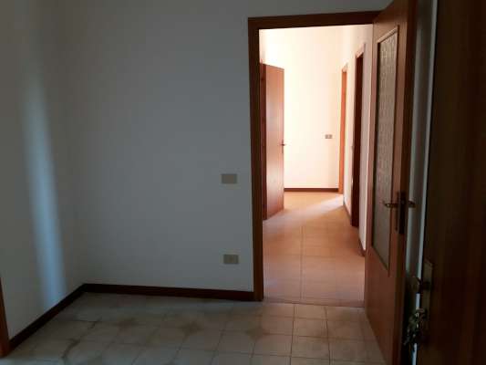 Abitazione in Rovigo (Rovigo) Via Stacche 19 (piano secondo). Composto da: Ingresso, corridoio, cucina, 3 camere, pranzo soggiorno, ripostiglio, bagno, wc, 3 terrazze + cantina box auto. Identificativi [N.C.E.U.] Categoria Catastale A/2 foglio 22 part. 721 sub. 50 (compresa cantina ad uso esclusivo), con box auto ad uso esclusivo al foglio 22 part. 721 sub. 46. Mq 138. Libero. Piena proprietà