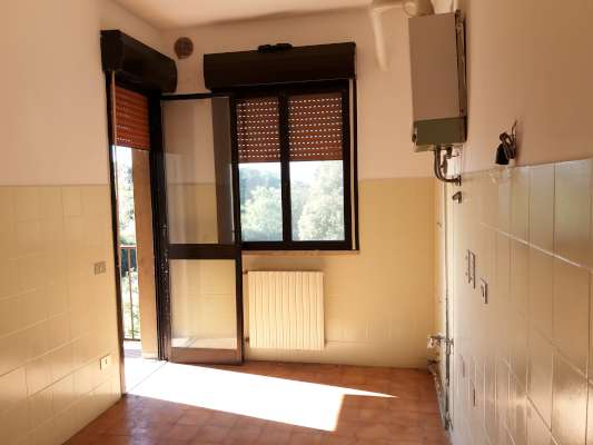 Abitazione in Rovigo (Rovigo) Via Stacche 19 (piano secondo). Composto da: Ingresso, corridoio, cucina, 3 camere, pranzo soggiorno, ripostiglio, bagno, wc, 3 terrazze + cantina box auto. Identificativi [N.C.E.U.] Categoria Catastale A/2 foglio 22 part. 721 sub. 50 (compresa cantina ad uso esclusivo), con box auto ad uso esclusivo al foglio 22 part. 721 sub. 46. Mq 138. Libero. Piena proprietà