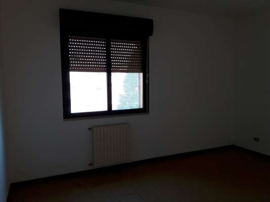 Abitazione in Rovigo (Rovigo) Via Stacche 19 (piano secondo). Composto da: Ingresso, corridoio, cucina, 3 camere, pranzo soggiorno, ripostiglio, bagno, wc, 3 terrazze + cantina box auto. Identificativi [N.C.E.U.] Categoria Catastale A/2 foglio 22 part. 721 sub. 50 (compresa cantina ad uso esclusivo), con box auto ad uso esclusivo al foglio 22 part. 721 sub. 46. Mq 138. Libero. Piena proprietà