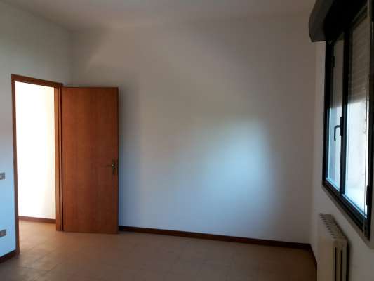 Abitazione in Rovigo (Rovigo) Via Stacche 19 (piano secondo). Composto da: Ingresso, corridoio, cucina, 3 camere, pranzo soggiorno, ripostiglio, bagno, wc, 3 terrazze + cantina box auto. Identificativi [N.C.E.U.] Categoria Catastale A/2 foglio 22 part. 721 sub. 50 (compresa cantina ad uso esclusivo), con box auto ad uso esclusivo al foglio 22 part. 721 sub. 46. Mq 138. Libero. Piena proprietà