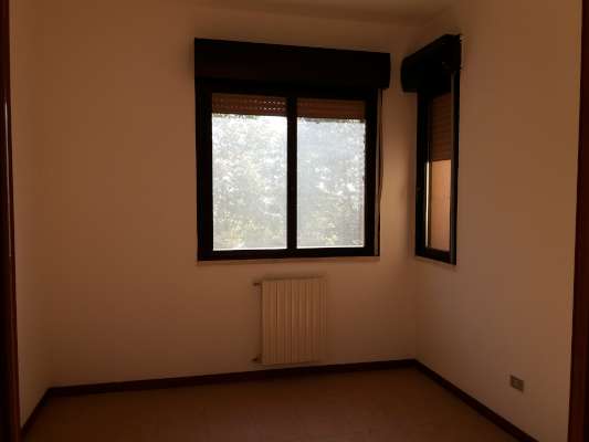 Abitazione in Rovigo (Rovigo) Via Stacche 19 (piano secondo). Composto da: Ingresso, corridoio, cucina, 3 camere, pranzo soggiorno, ripostiglio, bagno, wc, 3 terrazze + cantina box auto. Identificativi [N.C.E.U.] Categoria Catastale A/2 foglio 22 part. 721 sub. 50 (compresa cantina ad uso esclusivo), con box auto ad uso esclusivo al foglio 22 part. 721 sub. 46. Mq 138. Libero. Piena proprietà