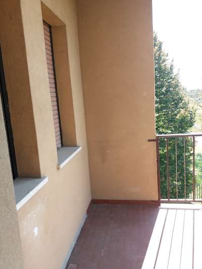 Abitazione in Rovigo (Rovigo) Via Stacche 19 (piano secondo). Composto da: Ingresso, corridoio, cucina, 3 camere, pranzo soggiorno, ripostiglio, bagno, wc, 3 terrazze + cantina box auto. Identificativi [N.C.E.U.] Categoria Catastale A/2 foglio 22 part. 721 sub. 50 (compresa cantina ad uso esclusivo), con box auto ad uso esclusivo al foglio 22 part. 721 sub. 46. Mq 138. Libero. Piena proprietà
