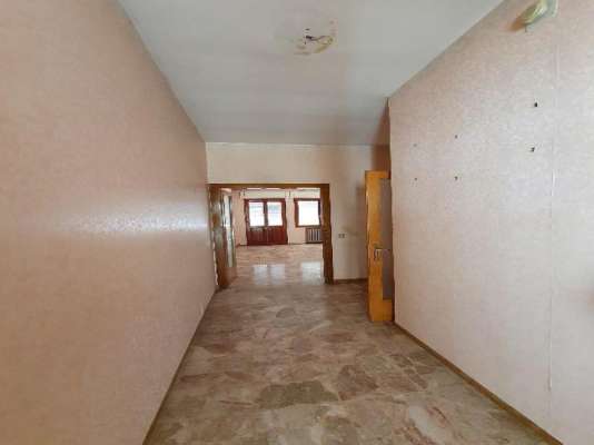 Abitazione in Vittorio Veneto (Treviso) Via Duca D'Aosta 16 (piano quinto, interno 18). Composto da: Ingresso, disimpegno, soggiorno, cucina, tre camere, bagno, ripostiglio, tre poggioli + deposito ad uso esclusivo, box auto ad uso esclusivo e deposito ad uso comune. Identificativi [N.C.E.U.] sez. E Categoria Catastale A3 foglio 12 part. 950 sub. 21, con deposito ad uso esclusivo al foglio 12 part. 950 sub. 43, box auto ad uso esclusivo al foglio 12 part. 950 sub. 45 e deposito ad uso comune (millesimi di proprietà 50) al foglio 12 part. 950 sub. 64. Mq 124. Libero. Piena proprietà
