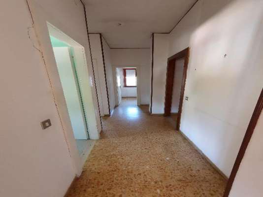 Abitazione in Vittorio Veneto (Treviso) Via Duca D'Aosta 16 (piano quinto, interno 18). Composto da: Ingresso, disimpegno, soggiorno, cucina, tre camere, bagno, ripostiglio, tre poggioli + deposito ad uso esclusivo, box auto ad uso esclusivo e deposito ad uso comune. Identificativi [N.C.E.U.] sez. E Categoria Catastale A3 foglio 12 part. 950 sub. 21, con deposito ad uso esclusivo al foglio 12 part. 950 sub. 43, box auto ad uso esclusivo al foglio 12 part. 950 sub. 45 e deposito ad uso comune (millesimi di proprietà 50) al foglio 12 part. 950 sub. 64. Mq 124. Libero. Piena proprietà