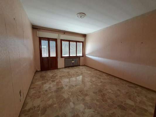 Abitazione in Vittorio Veneto (Treviso) Via Duca D'Aosta 16 (piano quinto, interno 18). Composto da: Ingresso, disimpegno, soggiorno, cucina, tre camere, bagno, ripostiglio, tre poggioli + deposito ad uso esclusivo, box auto ad uso esclusivo e deposito ad uso comune. Identificativi [N.C.E.U.] sez. E Categoria Catastale A3 foglio 12 part. 950 sub. 21, con deposito ad uso esclusivo al foglio 12 part. 950 sub. 43, box auto ad uso esclusivo al foglio 12 part. 950 sub. 45 e deposito ad uso comune (millesimi di proprietà 50) al foglio 12 part. 950 sub. 64. Mq 124. Libero. Piena proprietà