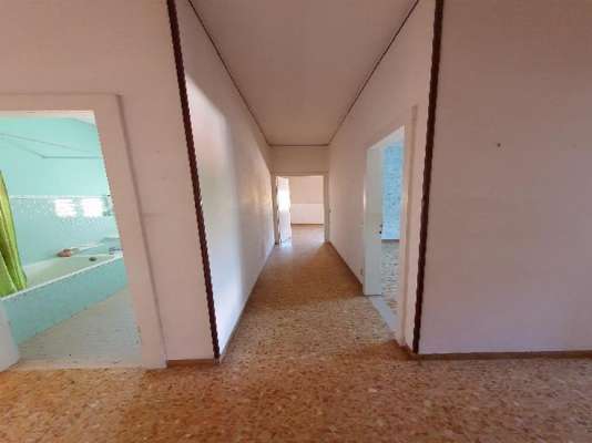 Abitazione in Vittorio Veneto (Treviso) Via Duca D'Aosta 16 (piano quinto, interno 18). Composto da: Ingresso, disimpegno, soggiorno, cucina, tre camere, bagno, ripostiglio, tre poggioli + deposito ad uso esclusivo, box auto ad uso esclusivo e deposito ad uso comune. Identificativi [N.C.E.U.] sez. E Categoria Catastale A3 foglio 12 part. 950 sub. 21, con deposito ad uso esclusivo al foglio 12 part. 950 sub. 43, box auto ad uso esclusivo al foglio 12 part. 950 sub. 45 e deposito ad uso comune (millesimi di proprietà 50) al foglio 12 part. 950 sub. 64. Mq 124. Libero. Piena proprietà