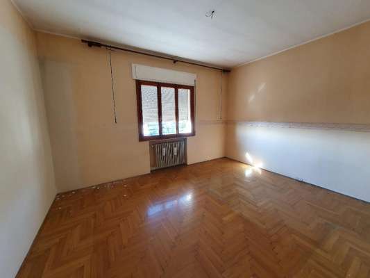Abitazione in Vittorio Veneto (Treviso) Via Duca D'Aosta 16 (piano quinto, interno 18). Composto da: Ingresso, disimpegno, soggiorno, cucina, tre camere, bagno, ripostiglio, tre poggioli + deposito ad uso esclusivo, box auto ad uso esclusivo e deposito ad uso comune. Identificativi [N.C.E.U.] sez. E Categoria Catastale A3 foglio 12 part. 950 sub. 21, con deposito ad uso esclusivo al foglio 12 part. 950 sub. 43, box auto ad uso esclusivo al foglio 12 part. 950 sub. 45 e deposito ad uso comune (millesimi di proprietà 50) al foglio 12 part. 950 sub. 64. Mq 124. Libero. Piena proprietà