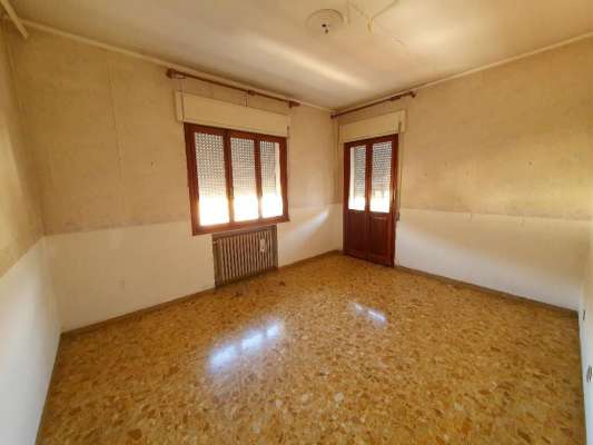 Abitazione in Vittorio Veneto (Treviso) Via Duca D'Aosta 16 (piano quinto, interno 18). Composto da: Ingresso, disimpegno, soggiorno, cucina, tre camere, bagno, ripostiglio, tre poggioli + deposito ad uso esclusivo, box auto ad uso esclusivo e deposito ad uso comune. Identificativi [N.C.E.U.] sez. E Categoria Catastale A3 foglio 12 part. 950 sub. 21, con deposito ad uso esclusivo al foglio 12 part. 950 sub. 43, box auto ad uso esclusivo al foglio 12 part. 950 sub. 45 e deposito ad uso comune (millesimi di proprietà 50) al foglio 12 part. 950 sub. 64. Mq 124. Libero. Piena proprietà
