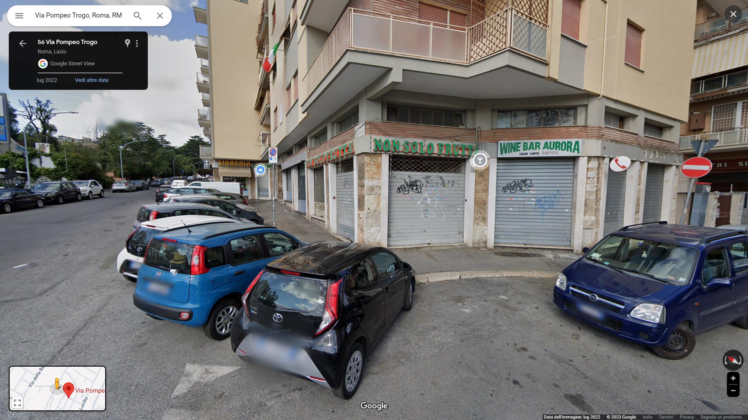 Locale commerciale composto da un ambiente principale al piano Terra con due vetrine su strada comunicante, tramite scala interna, con un secondo ambiente con bagno al piano S1. Identificativi Catastali [N.C.E.U.] Unità Commerciale cat. C/1 foglio 365 part. 88 sub 4. Sup. mq catastali 73. Lotto Libero, Piena Proprietà.