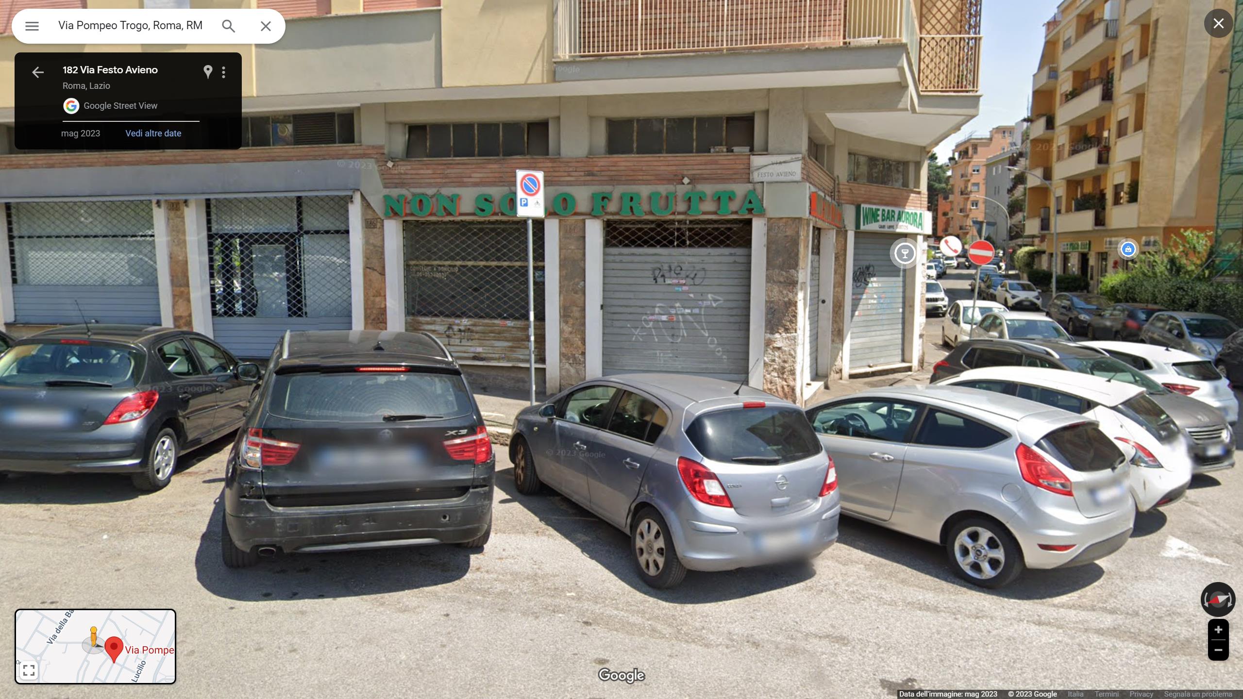 Locale commerciale composto da un ambiente principale al piano Terra con due vetrine su strada comunicante, tramite scala interna, con un secondo ambiente con bagno al piano S1. Identificativi Catastali [N.C.E.U.] Unità Commerciale cat. C/1 foglio 365 part. 88 sub 4. Sup. mq catastali 73. Lotto Libero, Piena Proprietà.