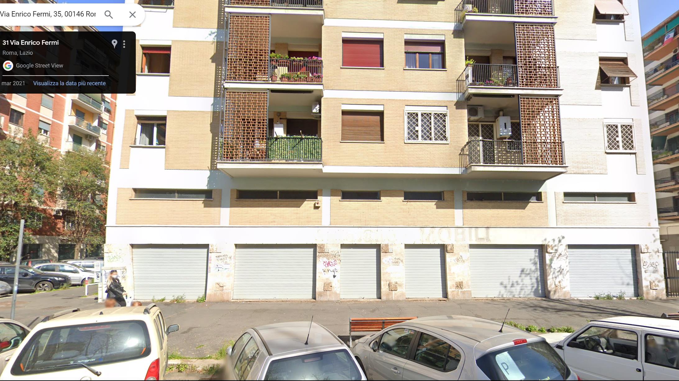 Negozio composto da locale principale al piano Terra con bagni, con tre vetrine su strada, Il locale comunica tramite scala interna con locale soppalcato e locale sotto-negozio al piano S1 + Negozio costituito da locale principale al piano Terra con tre vetrine su strada, Il locale comunica tramite scala interna con locale soppalcato con bagno e locale sotto-negozio al piano S1. Identificativi Catastali [N.C.E.U.] Unità Commerciale cat. C/1 foglio 797 part. 154 sub 2 Unità Commerciale cat. C/1 foglio 797 part. 154 sub 3. Sup. mq catastali 172 mq catastali 148. Lotto Libero, Piena Proprietà.