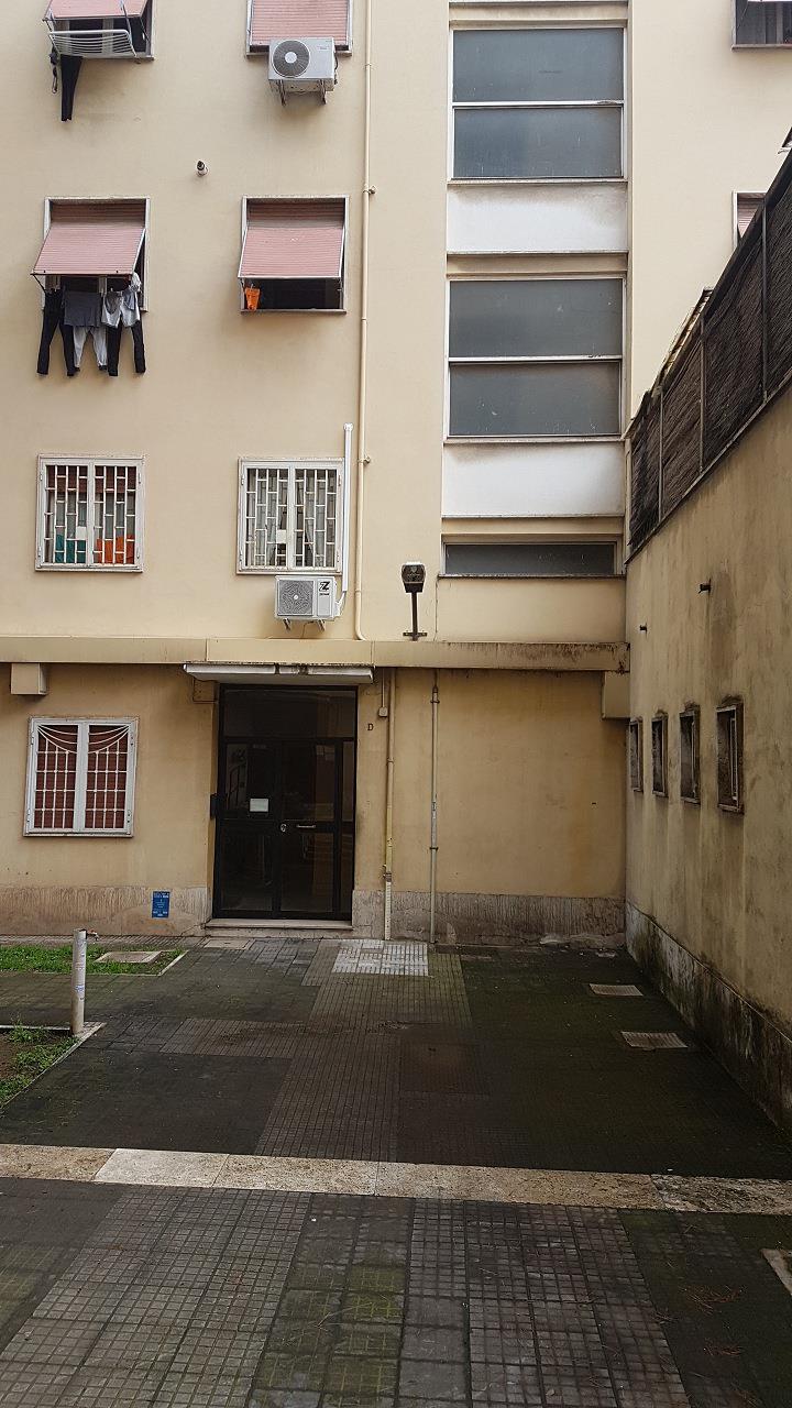 Appartamento composto da tre vani, cucina abitabile, ripostiglio, bagno, corridoio ed un piccolo vano deposito nell'atrio. Identificativi Catastali [N.C.E.U.] Unità Residenziale cat. A/3 foglio 956 part. 305 sub 55. Sup. mq catastali 83. Lotto Libero, Piena Proprietà.