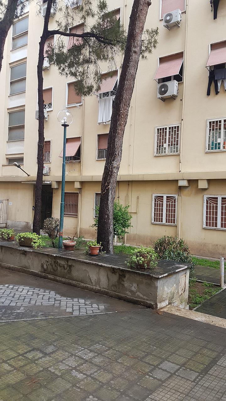 Appartamento composto da tre vani, cucina abitabile, ripostiglio, bagno, corridoio ed un piccolo vano deposito nell'atrio. Identificativi Catastali [N.C.E.U.] Unità Residenziale cat. A/3 foglio 956 part. 305 sub 55. Sup. mq catastali 83. Lotto Libero, Piena Proprietà.