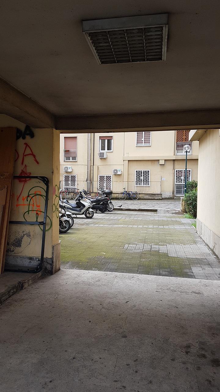 Appartamento composto da tre vani, cucina abitabile, ripostiglio, bagno, corridoio ed un piccolo vano deposito nell'atrio. Identificativi Catastali [N.C.E.U.] Unità Residenziale cat. A/3 foglio 956 part. 305 sub 55. Sup. mq catastali 83. Lotto Libero, Piena Proprietà.