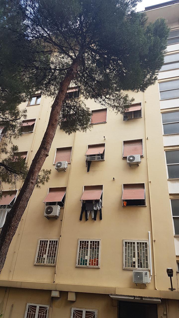 Appartamento composto da tre vani, cucina abitabile, ripostiglio, bagno, corridoio ed un piccolo vano deposito nell'atrio. Identificativi Catastali [N.C.E.U.] Unità Residenziale cat. A/3 foglio 956 part. 305 sub 55. Sup. mq catastali 83. Lotto Libero, Piena Proprietà.