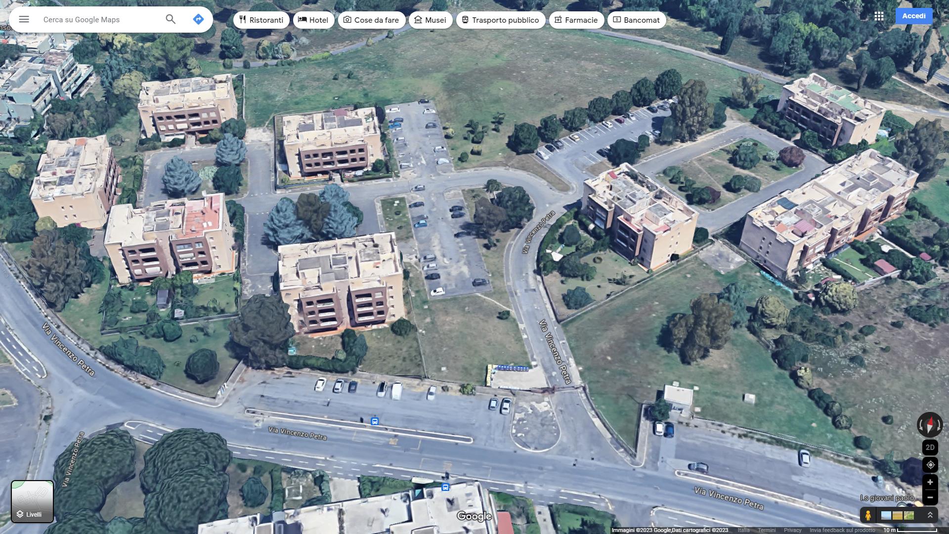 Appartamento composto da una zona ingresso, due vani, cucina abitabile, ripostiglio, bagno, corridoio, terrazzo e giardino + Posto auto scoperto n. 81 piano Terra. Identificativi Catastali [N.C.E.U.] Unità Residenziale cat. A/2 foglio 1104 part. 2445 sub 4 graffata part. 2256 sub 12 Unità Secondaria cat. C/6 foglio 1104 part. 2256 sub 118. Sup. mq catastali 99 mq catastali 11. Lotto Libero, Piena Proprietà.