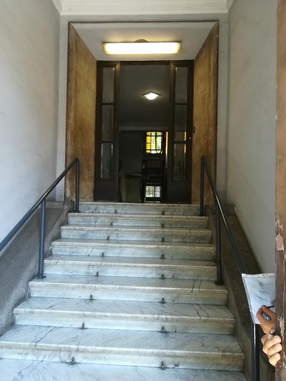 Appartamento composto da un vano, cucina abitabile, bagno e zona ingresso. L’unità immobiliare, con accesso dal cortile del civico 1 e dal civico 3, è posta alle spalle dell’edificio sito in via Castrovillari 3 + Soffitta al sesto piano int. 17 Soffitta al sesto piano int. 18. Identificativi Catastali [N.C.E.U.] Unità Residenziale cat. A/3 foglio 927 part. 293. Unità Secondaria cat. C/2 foglio 927 part. 106 sub 527 Unità Secondaria cat. C/2 foglio 927 part. 106 sub 523. Sup. mq catastali 58 mq catastali 6 mq catastali 8. Lotto Libero, Piena Proprietà.