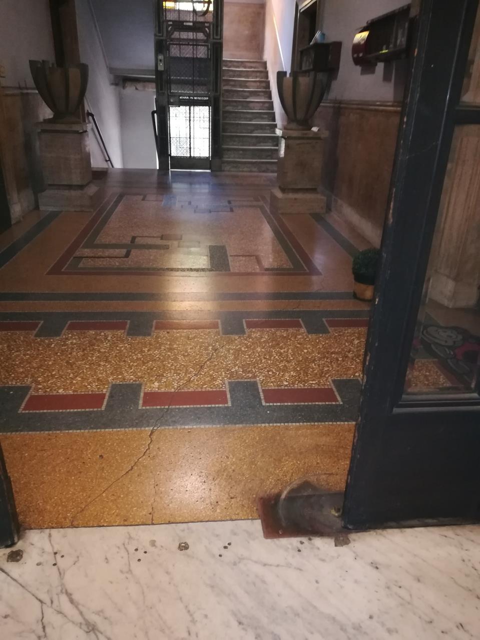 Appartamento composto da un vano, cucina abitabile, bagno e zona ingresso. L’unità immobiliare, con accesso dal cortile del civico 1 e dal civico 3, è posta alle spalle dell’edificio sito in via Castrovillari 3 + Soffitta al sesto piano int. 17 Soffitta al sesto piano int. 18. Identificativi Catastali [N.C.E.U.] Unità Residenziale cat. A/3 foglio 927 part. 293. Unità Secondaria cat. C/2 foglio 927 part. 106 sub 527 Unità Secondaria cat. C/2 foglio 927 part. 106 sub 523. Sup. mq catastali 58 mq catastali 6 mq catastali 8. Lotto Libero, Piena Proprietà.