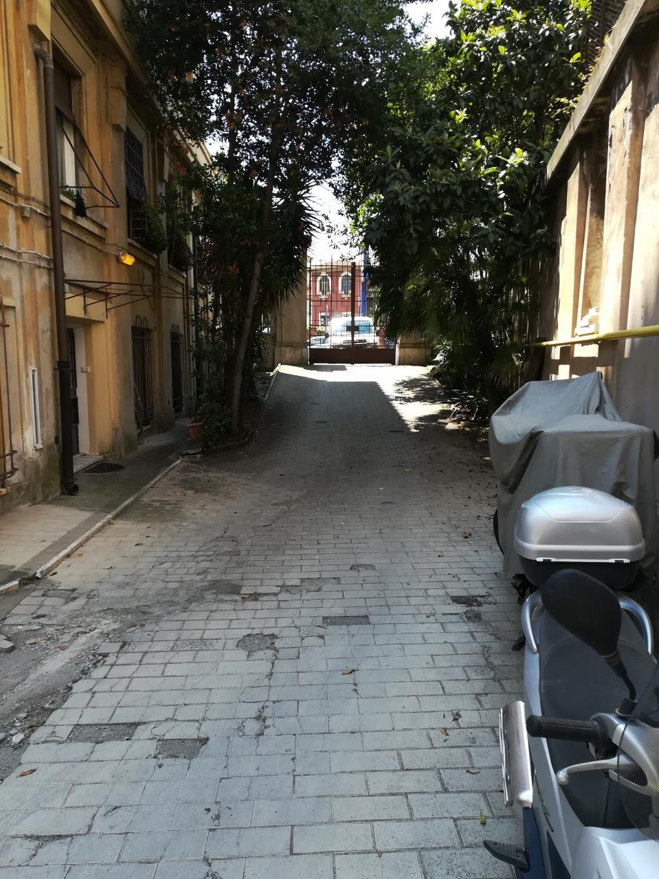 Appartamento composto da un vano, cucina abitabile, bagno e zona ingresso. L’unità immobiliare, con accesso dal cortile del civico 1 e dal civico 3, è posta alle spalle dell’edificio sito in via Castrovillari 3 + Soffitta al sesto piano int. 17 Soffitta al sesto piano int. 18. Identificativi Catastali [N.C.E.U.] Unità Residenziale cat. A/3 foglio 927 part. 293. Unità Secondaria cat. C/2 foglio 927 part. 106 sub 527 Unità Secondaria cat. C/2 foglio 927 part. 106 sub 523. Sup. mq catastali 58 mq catastali 6 mq catastali 8. Lotto Libero, Piena Proprietà.
