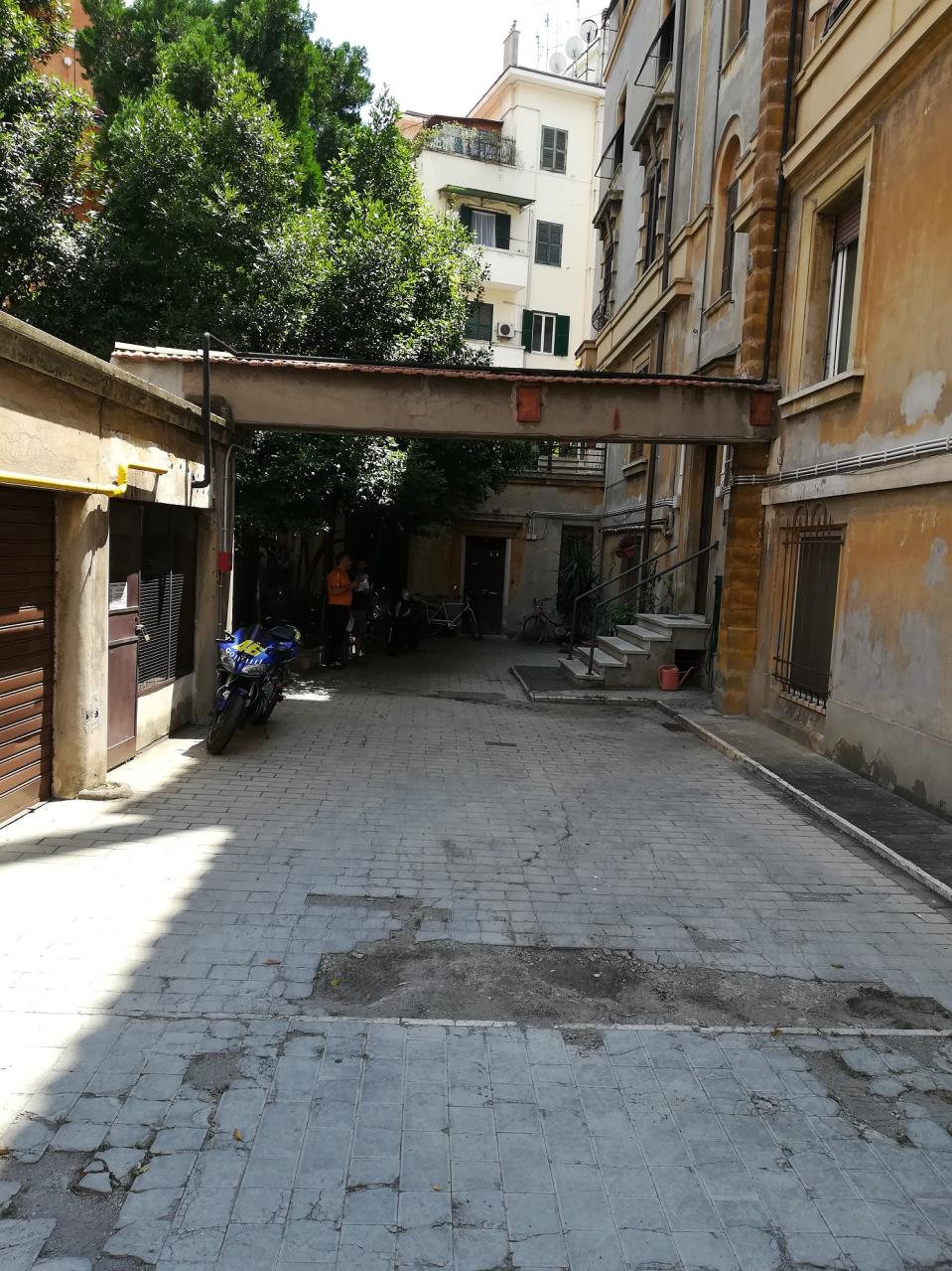 Appartamento composto da un vano, cucina abitabile, bagno e zona ingresso. L’unità immobiliare, con accesso dal cortile del civico 1 e dal civico 3, è posta alle spalle dell’edificio sito in via Castrovillari 3 + Soffitta al sesto piano int. 17 Soffitta al sesto piano int. 18. Identificativi Catastali [N.C.E.U.] Unità Residenziale cat. A/3 foglio 927 part. 293. Unità Secondaria cat. C/2 foglio 927 part. 106 sub 527 Unità Secondaria cat. C/2 foglio 927 part. 106 sub 523. Sup. mq catastali 58 mq catastali 6 mq catastali 8. Lotto Libero, Piena Proprietà.