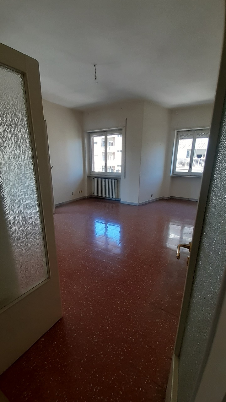 Appartamento Int.14 Di 5,5 Vani Con Ascensore + Balconi. Dati catastali [N.C.E.U.]: cat.A/3, fg. 837, part. 117, sub. 10. Sup cat. 89. Piena proprietà lotto libero.