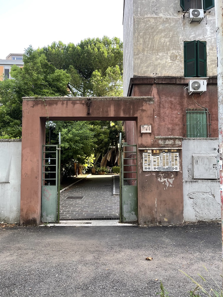 Appartamento Int.13 Di 3 Vani Senza Ascensore + Balcone. Dati catastali [N.C.E.U.]: cat.A/4, fg. 267, part. 47, sub. 58. Sup cat. 51. Piena proprietà lotto libero.