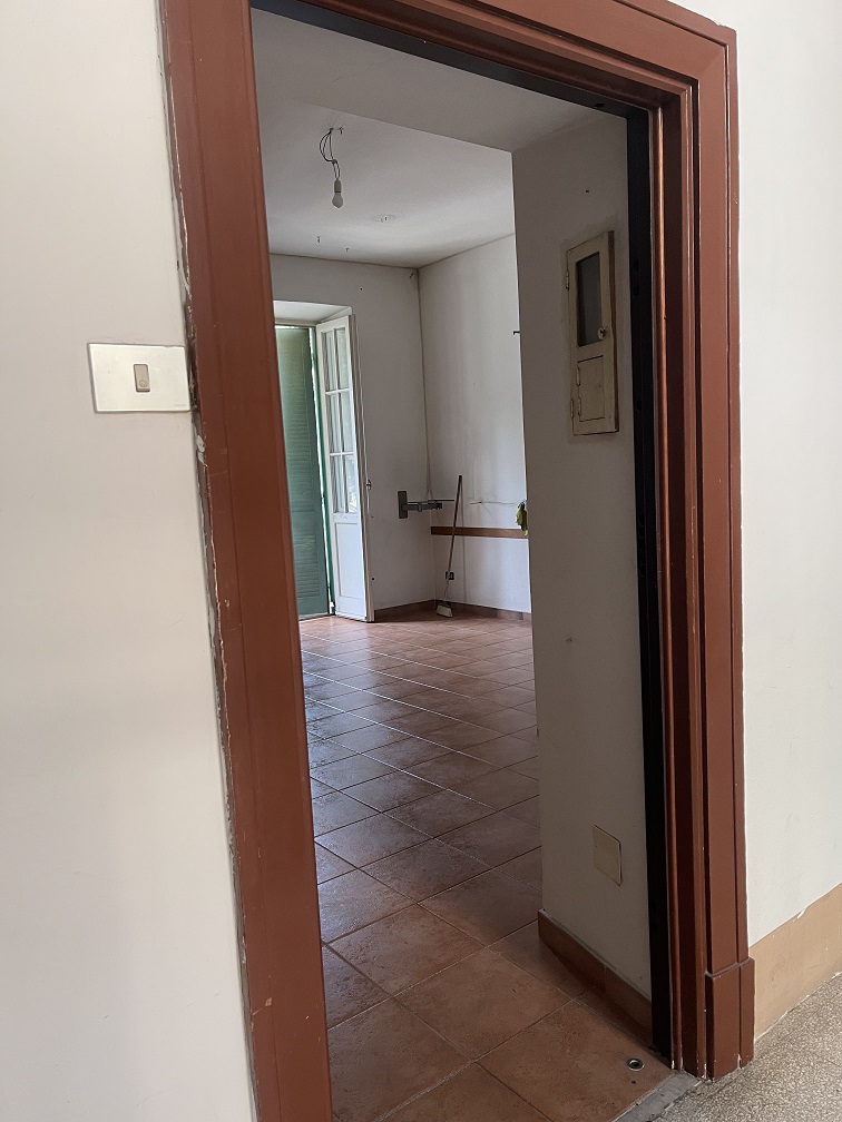Appartamento Int.13 Di 3 Vani Senza Ascensore + Balcone. Dati catastali [N.C.E.U.]: cat.A/4, fg. 267, part. 47, sub. 58. Sup cat. 51. Piena proprietà lotto libero.