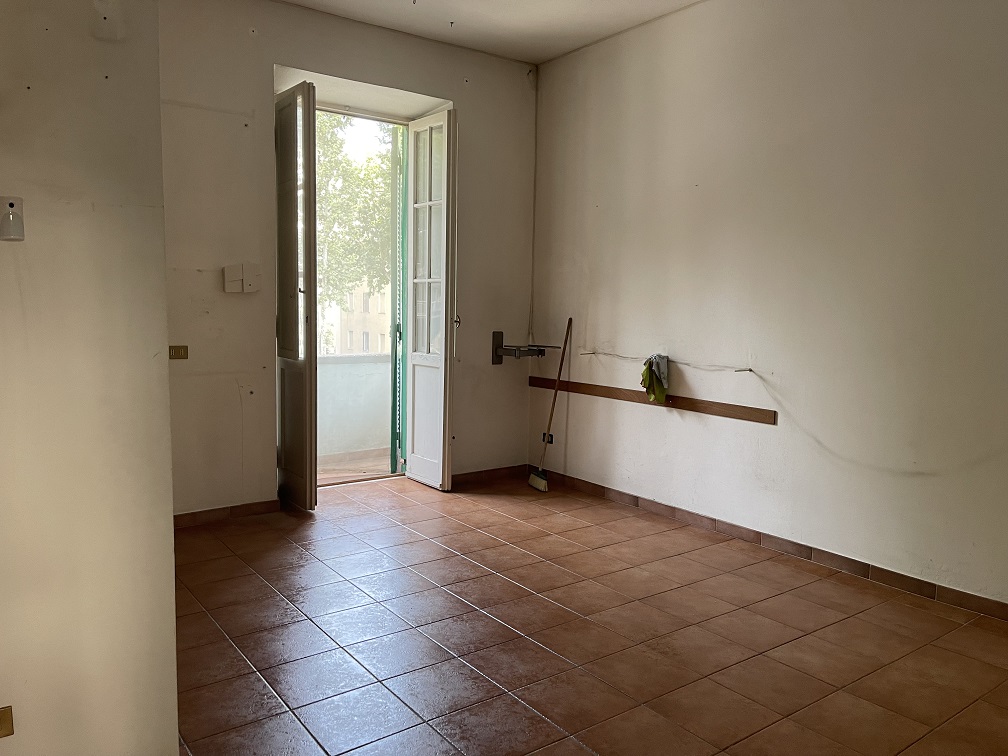 Appartamento Int.13 Di 3 Vani Senza Ascensore + Balcone. Dati catastali [N.C.E.U.]: cat.A/4, fg. 267, part. 47, sub. 58. Sup cat. 51. Piena proprietà lotto libero.