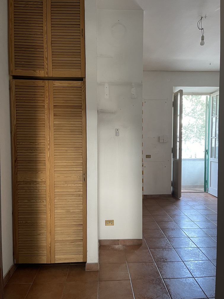 Appartamento Int.13 Di 3 Vani Senza Ascensore + Balcone. Dati catastali [N.C.E.U.]: cat.A/4, fg. 267, part. 47, sub. 58. Sup cat. 51. Piena proprietà lotto libero.