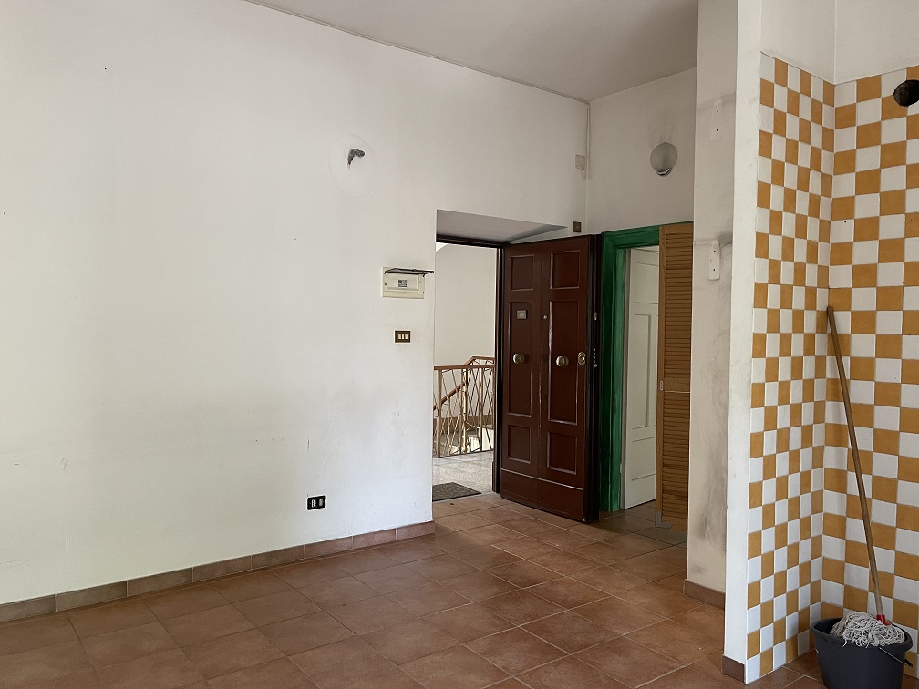 Appartamento Int.13 Di 3 Vani Senza Ascensore + Balcone. Dati catastali [N.C.E.U.]: cat.A/4, fg. 267, part. 47, sub. 58. Sup cat. 51. Piena proprietà lotto libero.