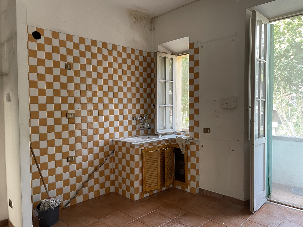 Appartamento Int.13 Di 3 Vani Senza Ascensore + Balcone. Dati catastali [N.C.E.U.]: cat.A/4, fg. 267, part. 47, sub. 58. Sup cat. 51. Piena proprietà lotto libero.
