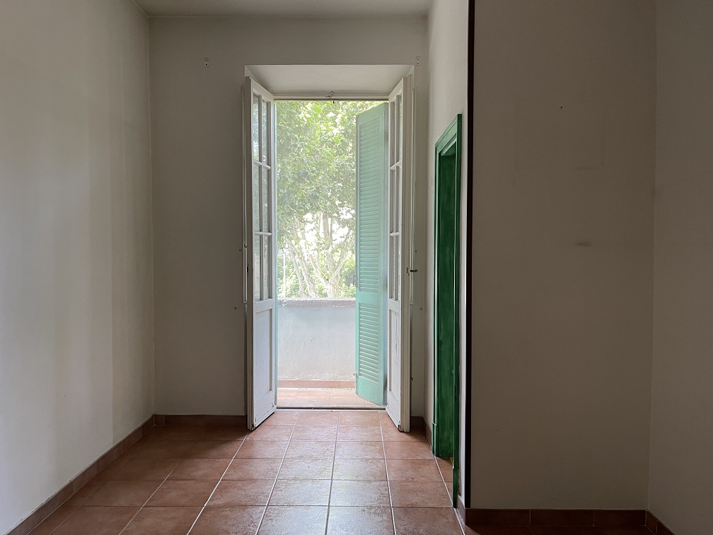 Appartamento Int.13 Di 3 Vani Senza Ascensore + Balcone. Dati catastali [N.C.E.U.]: cat.A/4, fg. 267, part. 47, sub. 58. Sup cat. 51. Piena proprietà lotto libero.